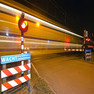 Waarschuwing aan jongeren door ProRail voor gevaren op overwegen